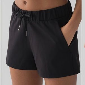 Lululemon On the fly MR shorts 2.5” * flux